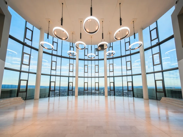 FIFTY HEIGHTS - Eventraum Leerer Eventraum mit Panorama-Glasfront, Stadtblick.
