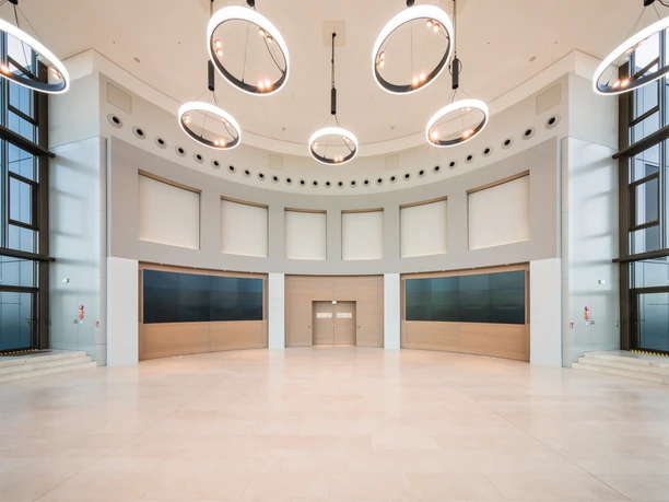 FIFTY HEIGHTS - Moderner Saal Moderner Saal mit gebogener Wand und zwei Screens.