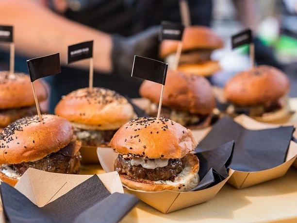 BurgerCompetition - Burger mit Fähnchen Viele Burger mit Fähnchen in Pappschalen.