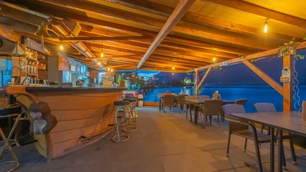 strand-beizli-iseltwald-abend-bar-see.jpg