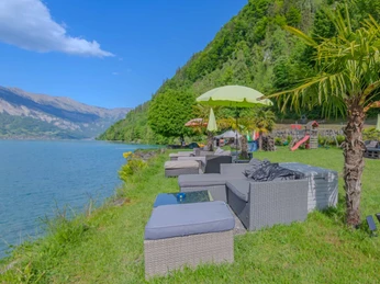 strand-beizli-iseltwald-lounge-rasenflaeche-brienzersee.jpg