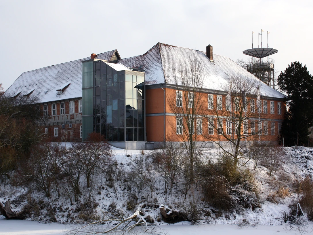Biosphaerium im Winter mit Schlossgraben.jpg