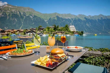 restaurant-seegarten-iseltwald-tisch-speisen-aussicht-brienzersee.jpg