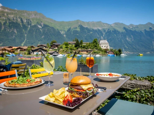 restaurant-seegarten-iseltwald-tisch-speisen-aussicht-brienzersee.jpg