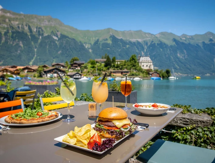 restaurant-seegarten-iseltwald-tisch-speisen-aussicht-brienzersee.jpg