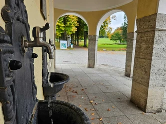 Zwei Mineralwasserquellen am Toreingang des Parks in Bad Hermannsborn.