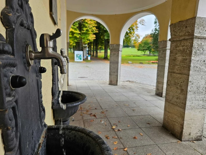 Bad-Driburg_Bad Hermmansborn-Quellen_Bad Driburger Touristik GmbH-Fiene.jpg Zwei Mineralwasserquellen am Toreingang des Parks in Bad Hermannsborn.