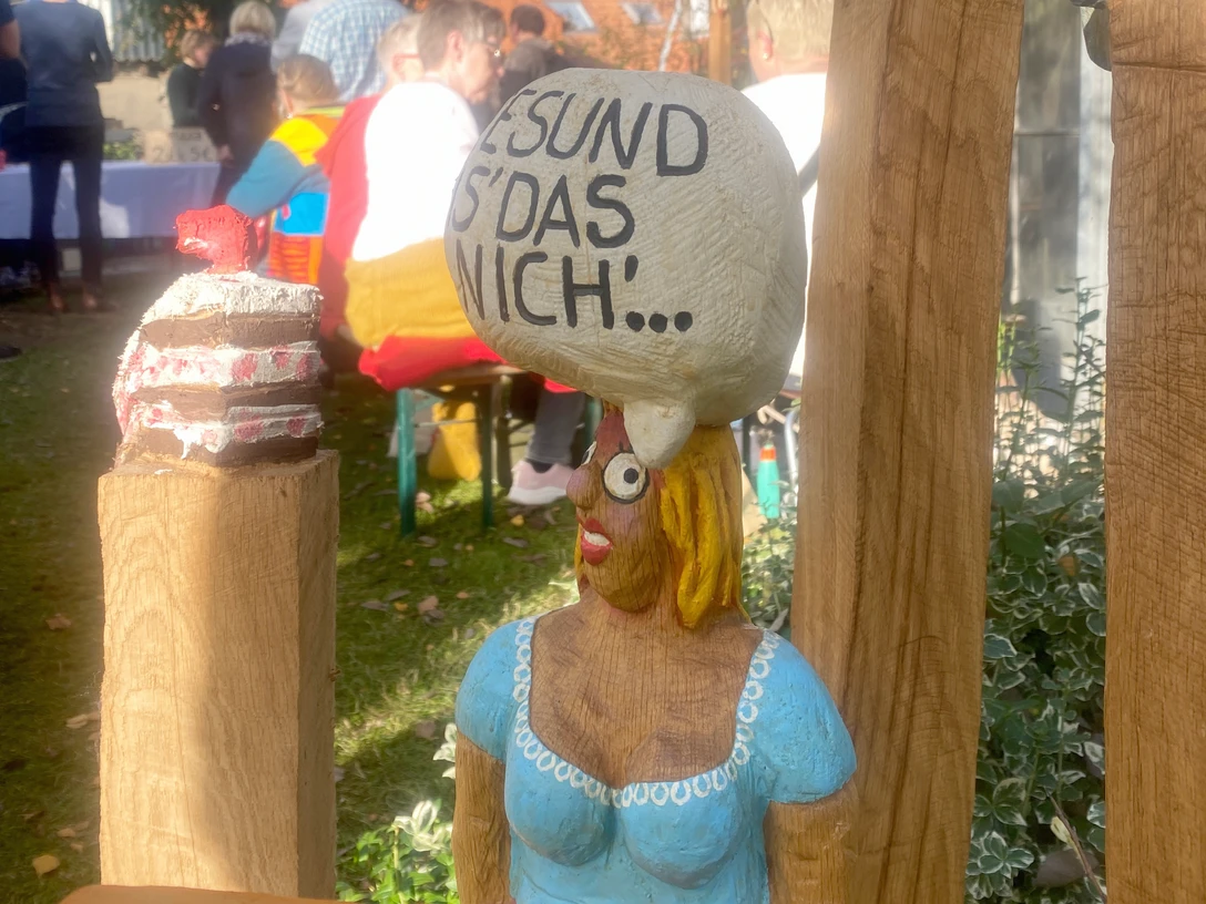 Im Garten der Schnitzerin Ragna Reusch beim Ahauser Herbst Im Garten der Schnitzerin Ragna Reusch beim Ahauser Herbst