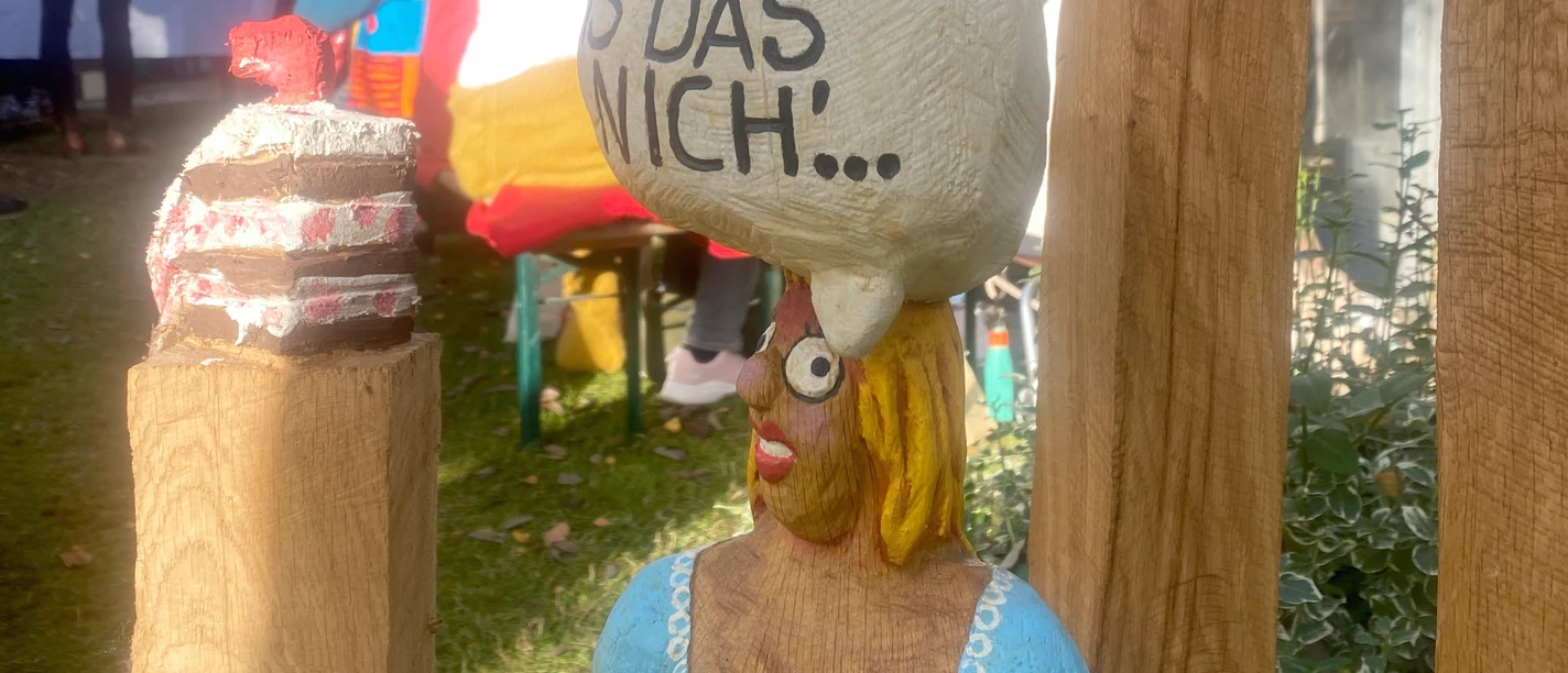 Im Garten der Schnitzerin Ragna Reusch beim Ahauser Herbst In the garden of carver Ragna Reusch at Ahauser Herbst