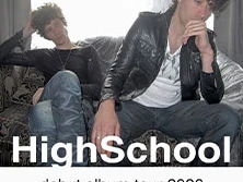 Zwei junge Männer auf einem Sofa, mit dem Text "HighSchool debut album tour 2026".