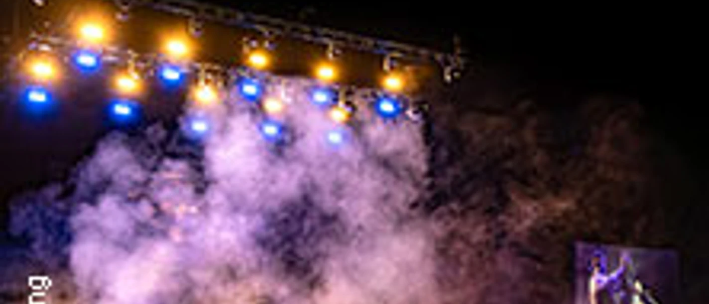 Bühnenkonzert mit buntem Licht und großer Menschenmenge bei Skipinnish Live 2026.