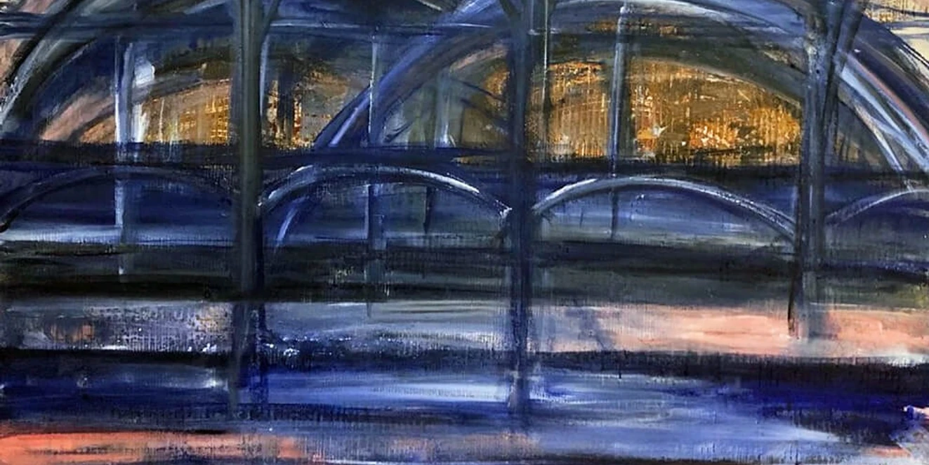 Leipziger Hauptbahnhof.jpg Abstraktes Gemälde des Leipziger Hauptbahnhofs mit blauen Bögen und warmen Lichtreflexen.