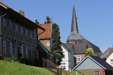 Historische Häuser auf dem Ostedeich