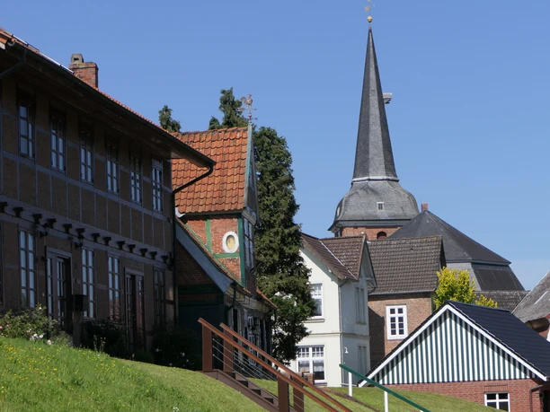 Historische Häuser auf dem Ostedeich