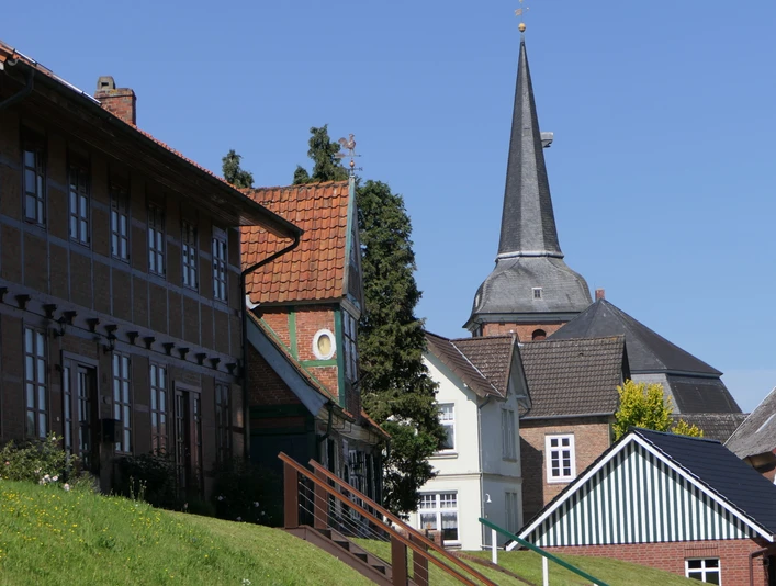 Historische Häuser auf dem Ostedeich