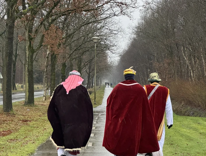 Caspar, Melchior und Balthasar wandern mit und begrüßen Aktivfreunde an Stationen.jpeg