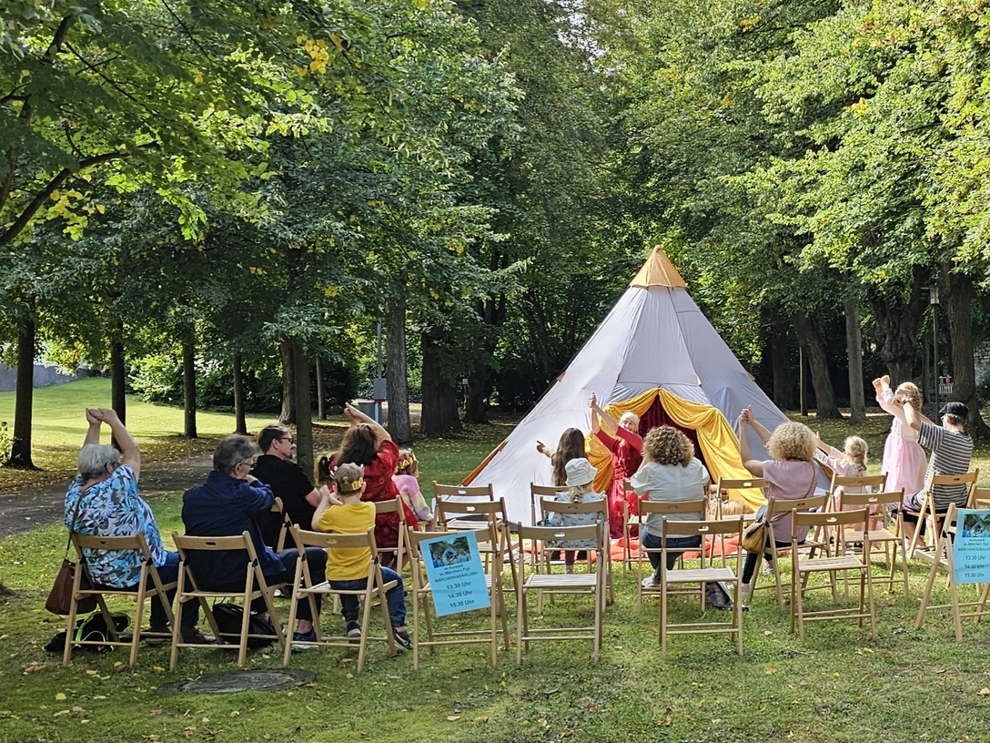 Rehburg-Loccumer Märchentage Tipi-Zelt für Märchenerzählungen in Rehburg-LoccumTipi tent for storytelling in Rehburg-LoccumTipi-telt til historiefortælling i Rehburg-LoccumTipi tent voor verhalen vertellen in Rehburg-Loccum