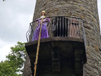 Rapunzel-Turm Rapunzel hält auf einem Turm Ausschau nach dem PrinzRapunzel looks out for the prince on a towerRapunzel holder øje med prinsen på et tårnRapunzel kijkt uit naar de prins op een toren
