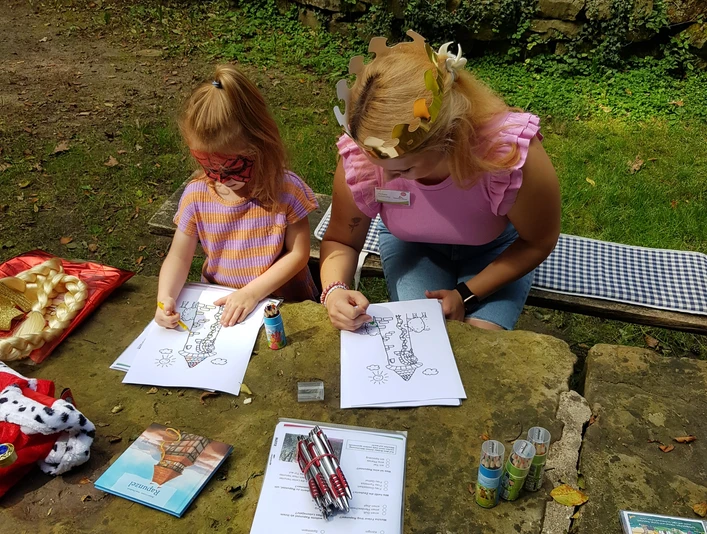 Rapunzel-Turm-Tag am Wilhelmsturm Kinder beim Bilder malen am Rapunzel-Turm-TagChildren painting pictures on Rapunzel Tower DayBørn maler billeder på Rapunzel Tower DayKinderen schilderen tekeningen op Rapunzel Toren Dag