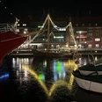 Maritimer Engelkemarkt .png Beleuchtetes Schiff im Ratsdelft mit Lichterspiegelungen auf dem Wasser.Illuminated ship in the Ratsdelft with light reflections on the water.Oplyst skib i Ratsdelft med lysrefleksioner på vandet.Verlicht schip in de Ratsdelft met lichtreflecties op het water.