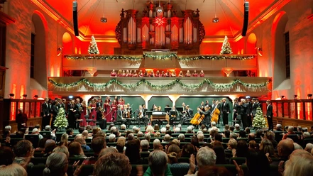 Adventskonzert im Konzerthaus mit Chor, Orchester, Orgel und festlicher Beleuchtung.