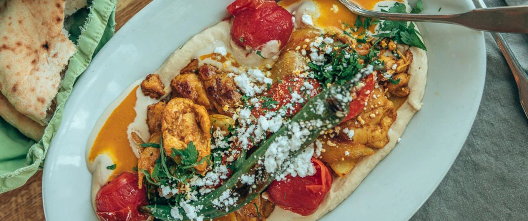 Cosmopolitan cuisine at NENI Cologne Ein köstliches NENI-Tellergericht mit gegrilltem Gemüse und frischen Kräutern.A delicious NENI dish with grilled vegetables and fresh herbs.