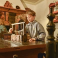 Kranichhaus Otterndorf Junge erkundet historische Mausefalle im Museum Kranichhaus Otterndorf.