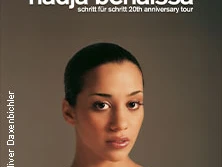 Portrait von Nadja Benaissa, Sängerin, mit neutralem Hintergrund für Tour-20. Jubiläum.