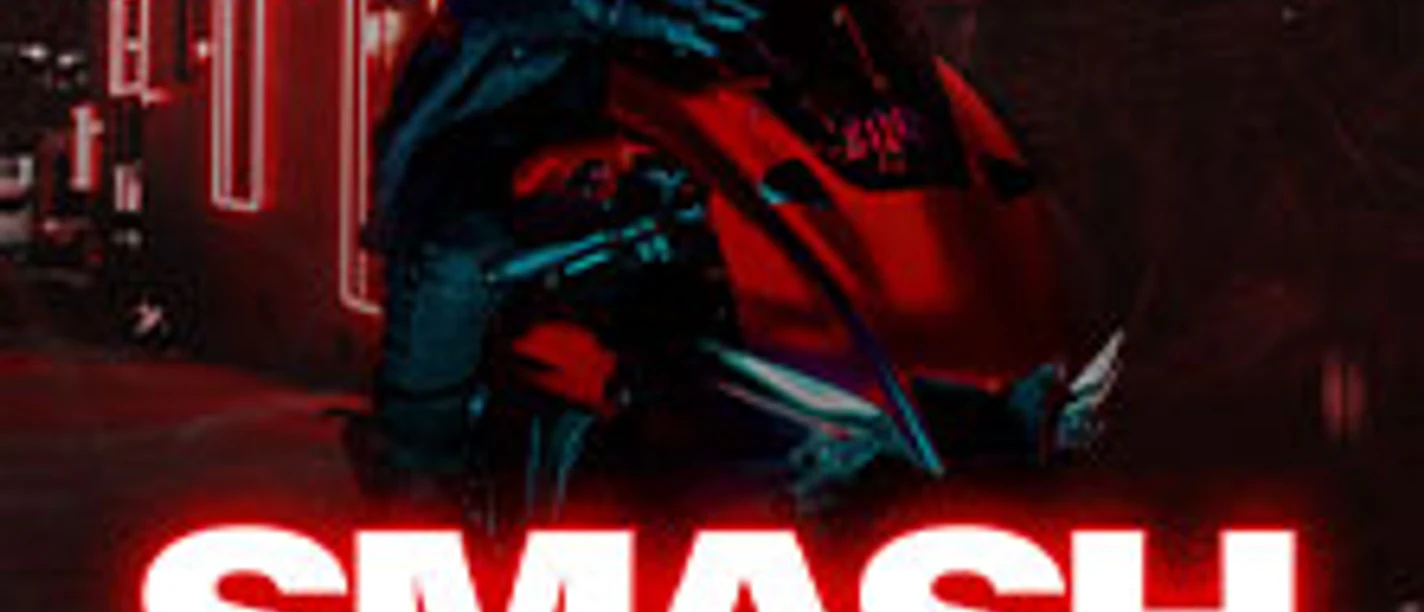 Futuristisch gekleidete Figur auf Motorrad vor roten Neonlichtern mit Schriftzug Smash Into Pieces