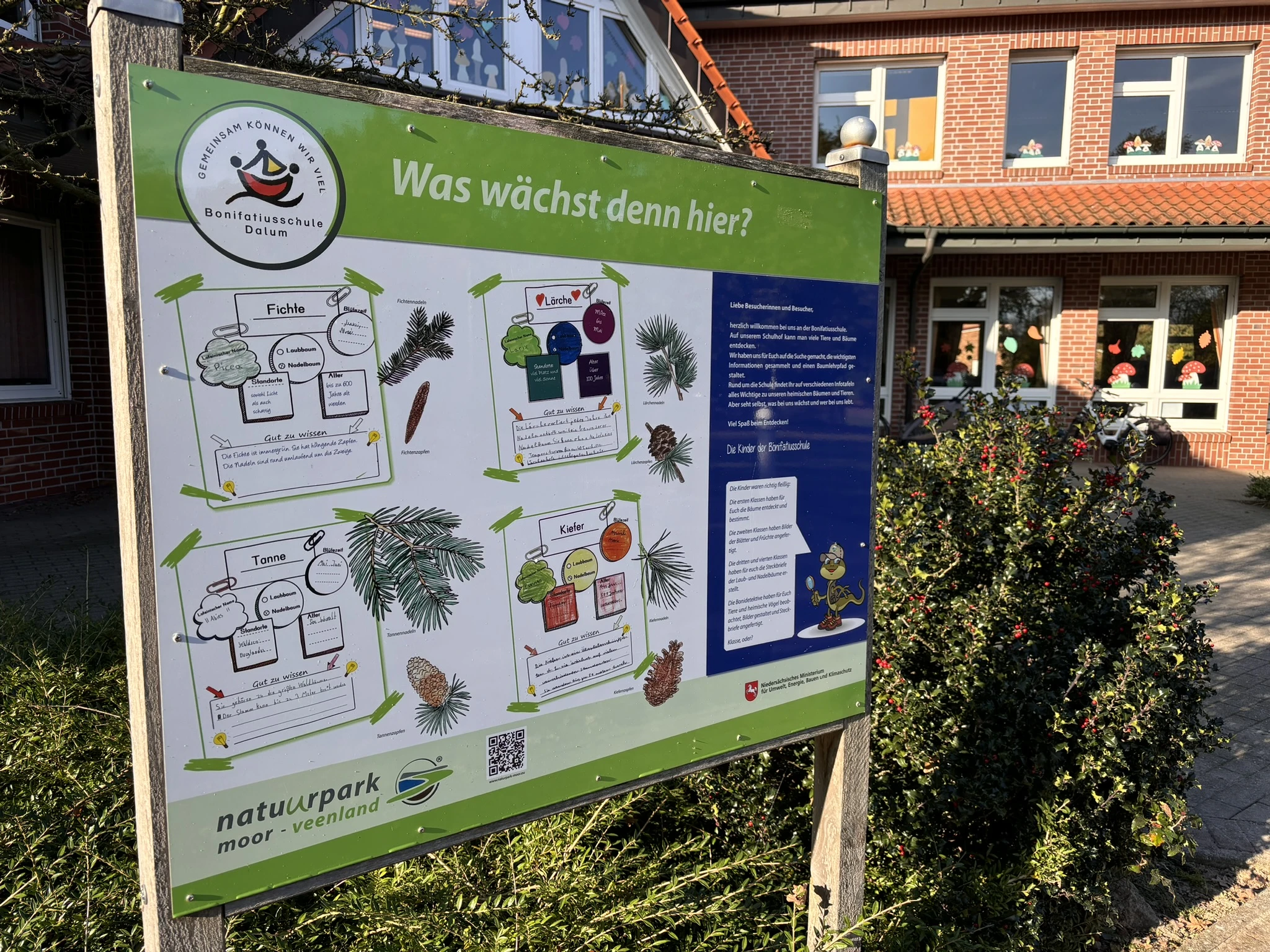 Informativ und ansprechend für Kinder ist auch der Schulhof gestaltet.JPEG