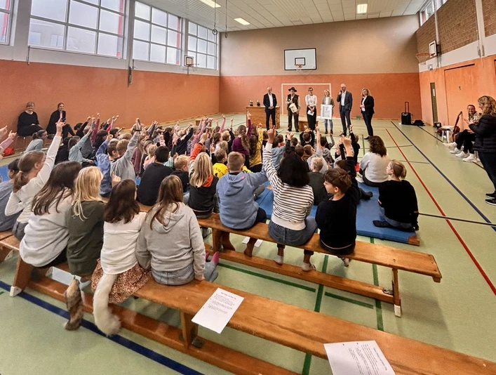 Unter großer Beteiligung beantworteten die Schüler die Fragen ihres Bürgermeisters.JPEG