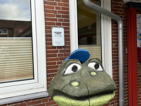 MOORex blickt ab sofort über den Schulhof der Naturpark-Schule in Groß Hesepe.JPEG
