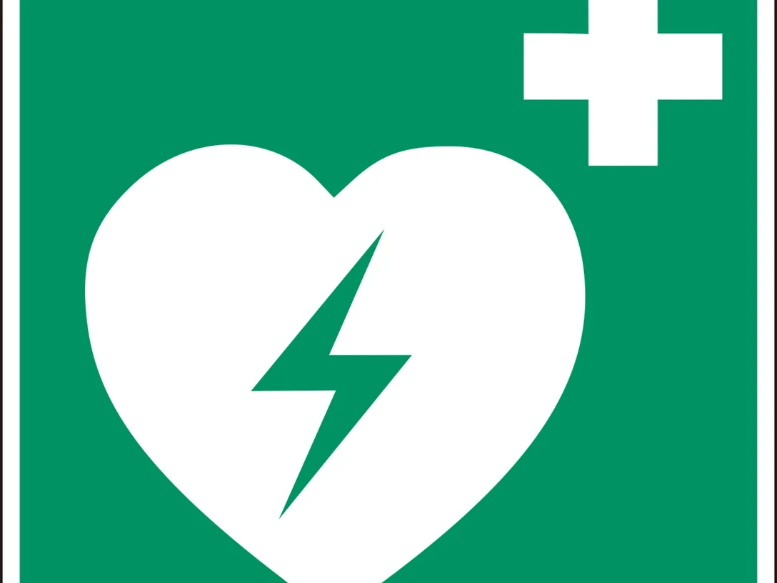 Defibrillator Grünes Defibrillator-Symbol mit Blitz im Herz. Es hilft bei Notfällen.