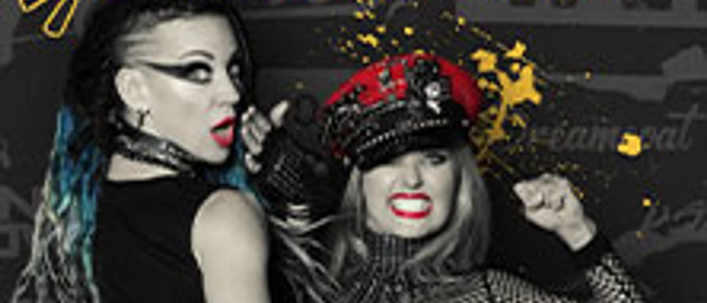 Zwei Künstlerinnen posieren energisch mit kühnen Outfits auf der Bang Bang Tour.