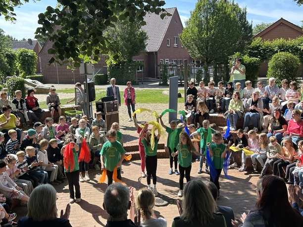 Mit Präsentationen und Tanzaufführungen präsentiert sich die Clemensschule in Wesuwe.JPEG