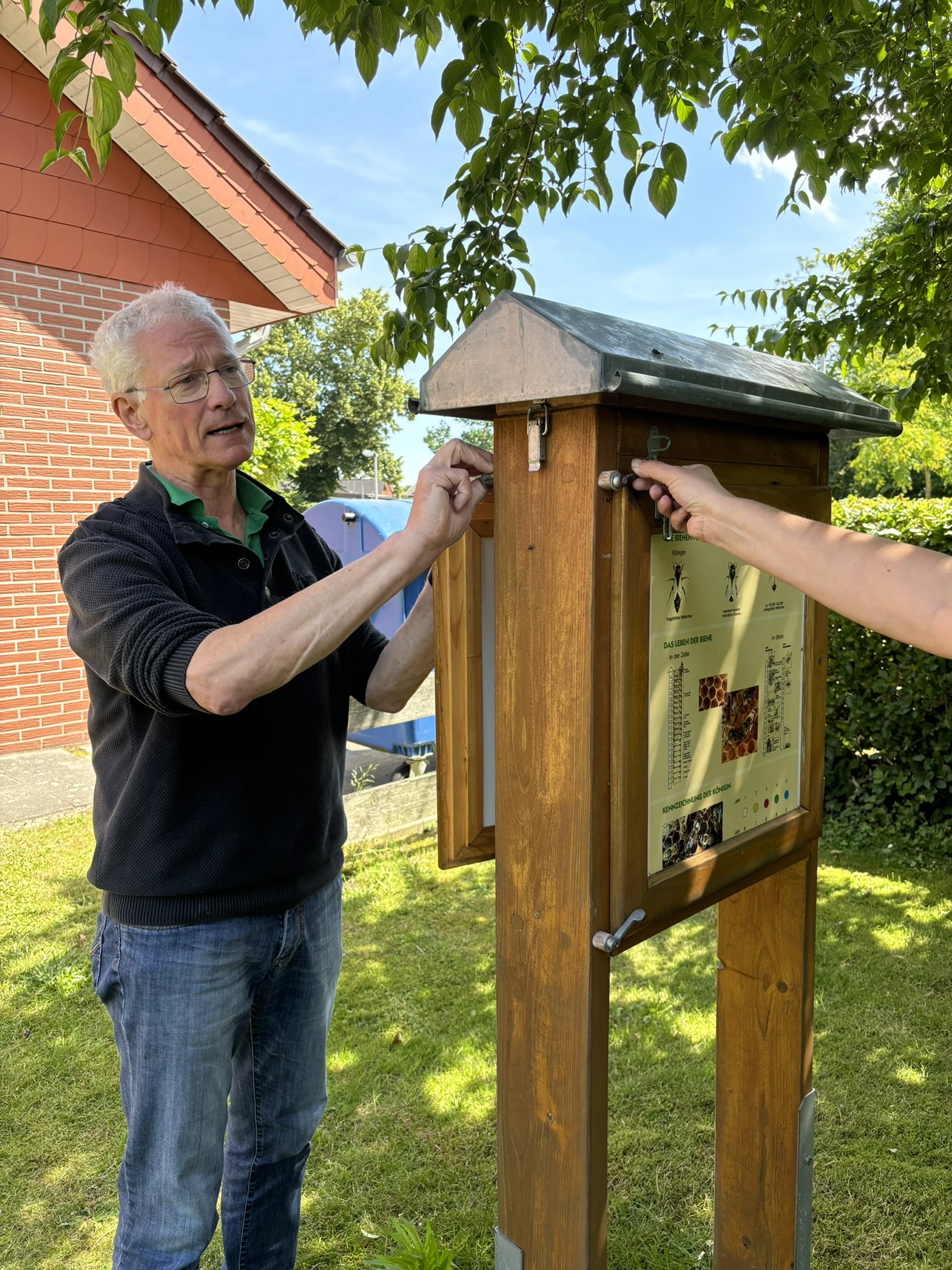 Hermann Hüsers von der Imme betreut einen Bienenstock zusammen mit den Schülern m.JPEG