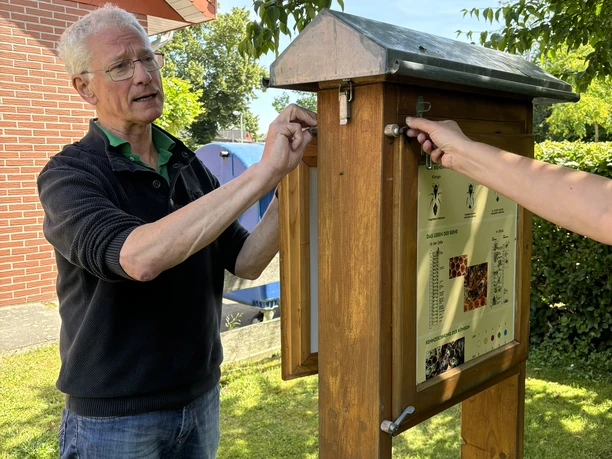 Hermann Hüsers von der Imme betreut einen Bienenstock zusammen mit den Schülern m.JPEG