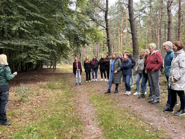 Heute sind es die Lehrerteams - auf Naturparkschul-Aktionen sind es die Schüler, die gespannt den Geschichten des Waldes lauschen..JPEG