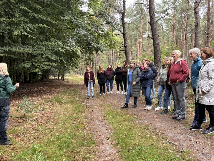 Heute sind es die Lehrerteams - auf Naturparkschul-Aktionen sind es die Schüler, die gespannt den Geschichten des Waldes lauschen..JPEG