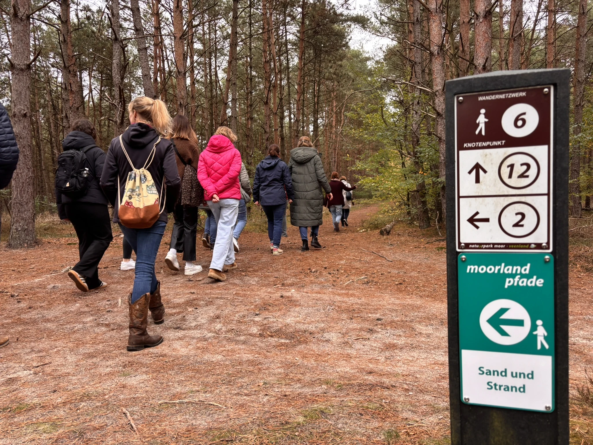 Sogenannte Knotenpunkte weisen die Wege auf den neuen Moorland-Pfaden..JPEG