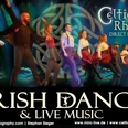 Irish Dance & Live Music Tänzerinnen und Musiker auf Bühne mit irischer Musik, lebendiger Stepptanz und farbigem Licht.