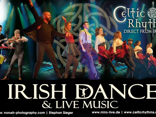 Irish Dance & Live Music Tänzerinnen und Musiker auf Bühne mit irischer Musik, lebendiger Stepptanz und farbigem Licht.