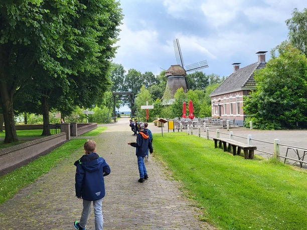 Die Schüler der Grundschule Hemsen auf Entdeckungstour im Veenpark.jpg