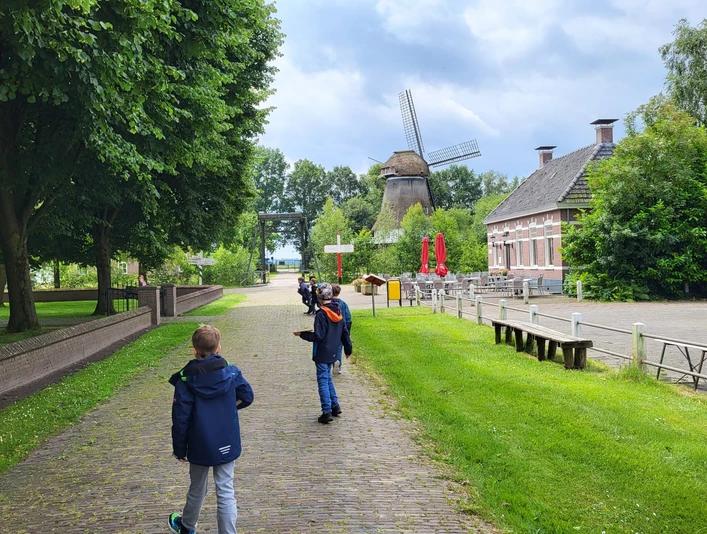 Die Schüler der Grundschule Hemsen auf Entdeckungstour im Veenpark.jpg