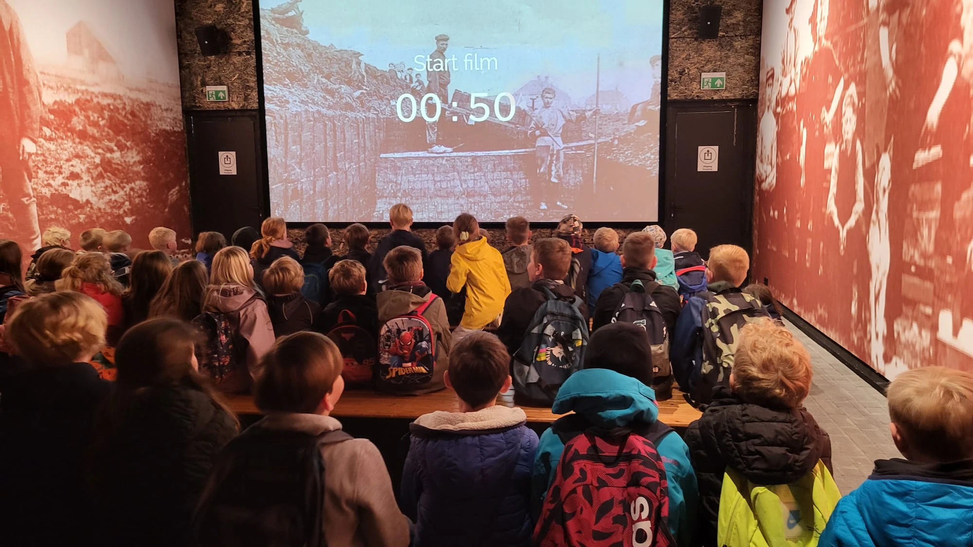 Auf einer großformatigen Leinwand dokumentiert ein historischer Film das Leben der Moorbauern.jpg