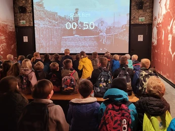 Auf einer großformatigen Leinwand dokumentiert ein historischer Film das Leben der Moorbauern.jpg