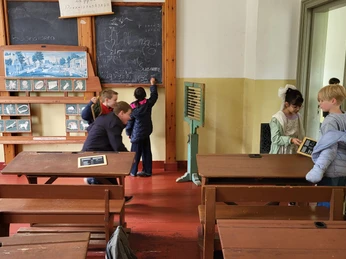 Rechenschieber, Tafel und Tinte - damals gab es andere Hilfsmittel in den Schulen.jpg