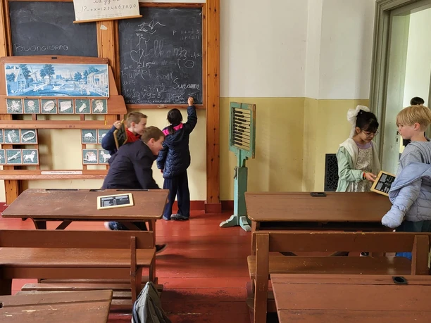Rechenschieber, Tafel und Tinte - damals gab es andere Hilfsmittel in den Schulen.jpg