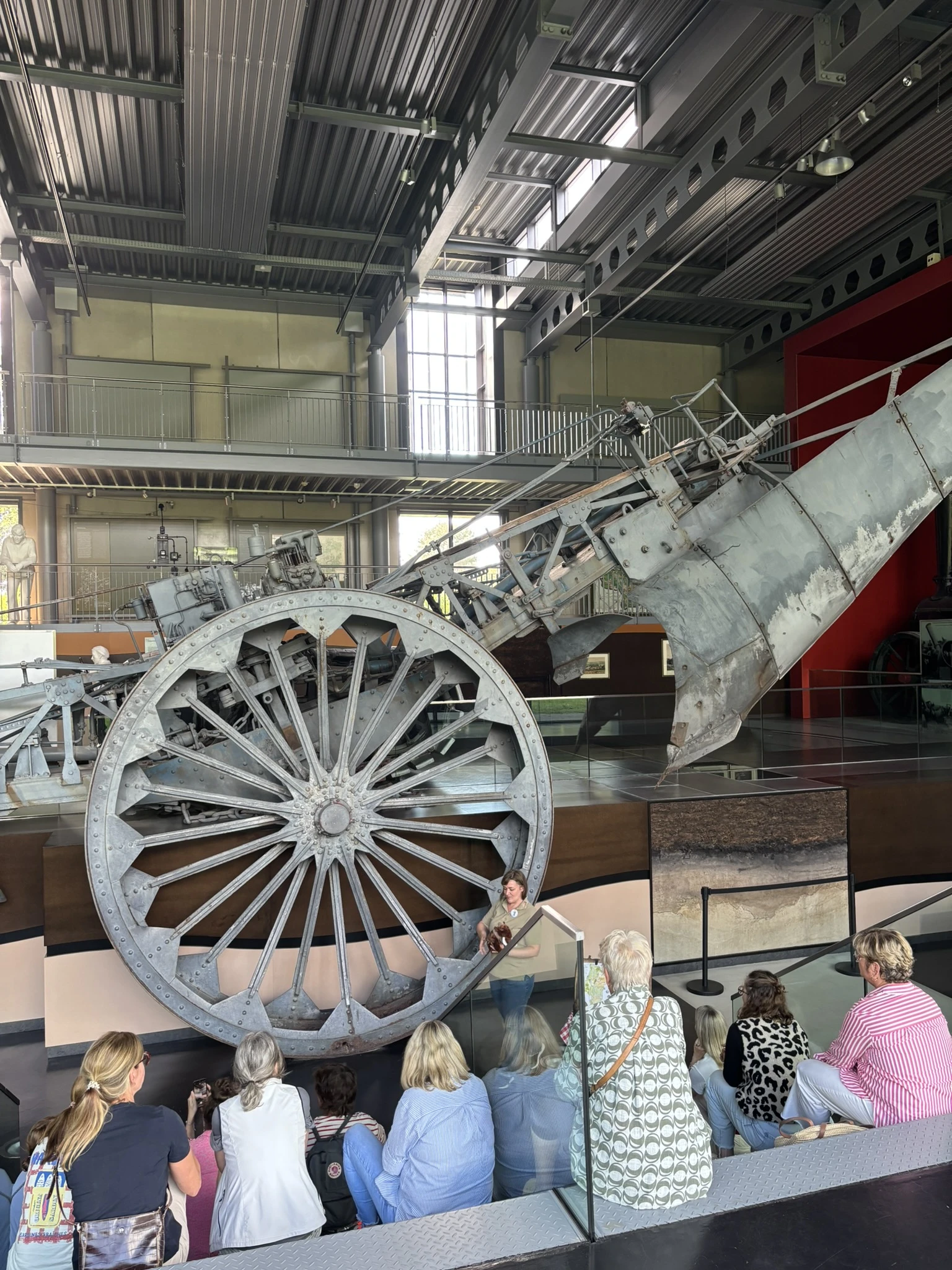 Annett Meiners erklärt den Mammut-Pflug und informiert über das einstige Leben im Moor.JPEG