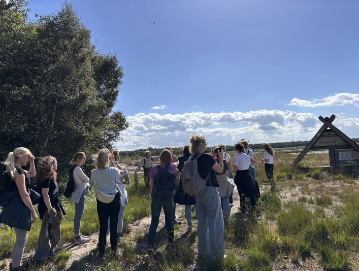 In zwei Gruppen wanderten die Lehrerteams über den neuen Aktiv-Pfad..JPEG